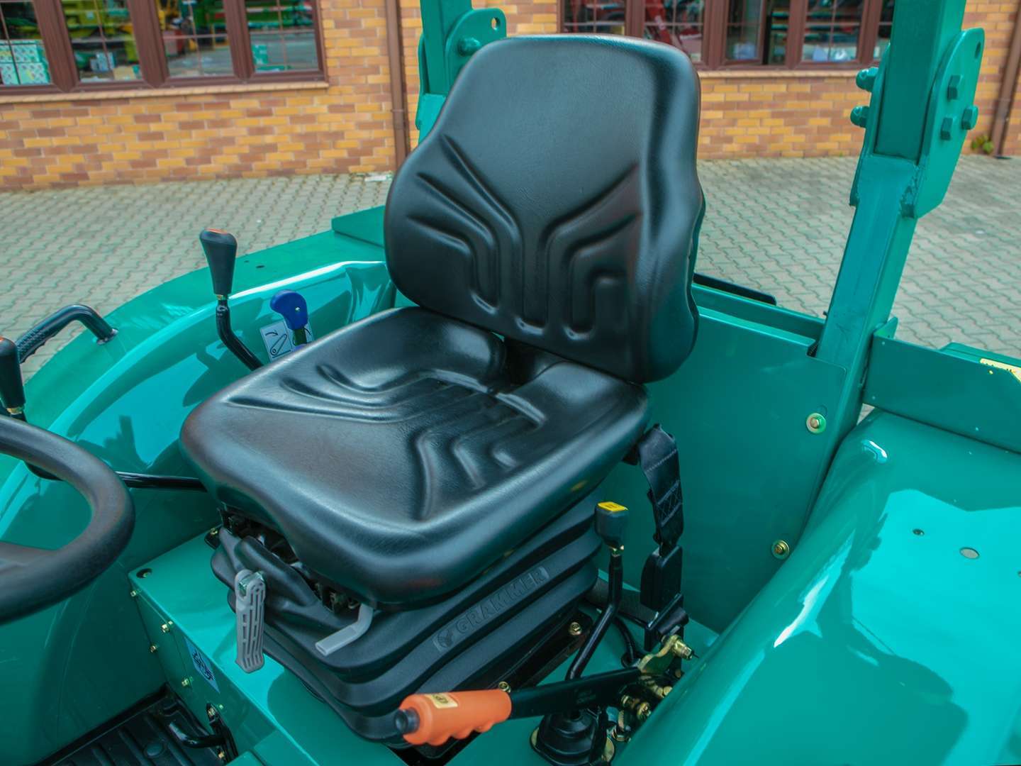 Fotel operatora w traktorze Arbos 2025 bez kabiny.