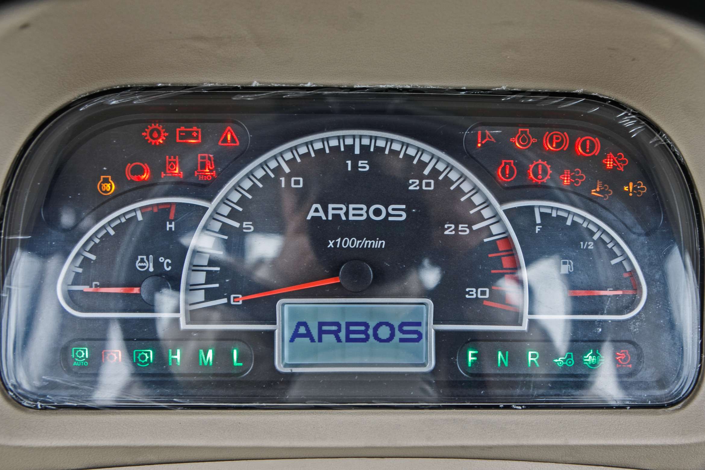 Ciągnik rolniczy Arbos 4090 Stage V widok na wyświetlacz