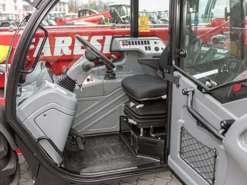 kabina duże wejście niebrudzące szare wnętrze wygodny fotel wszystko w zasięgu ręku Faresin 6.26