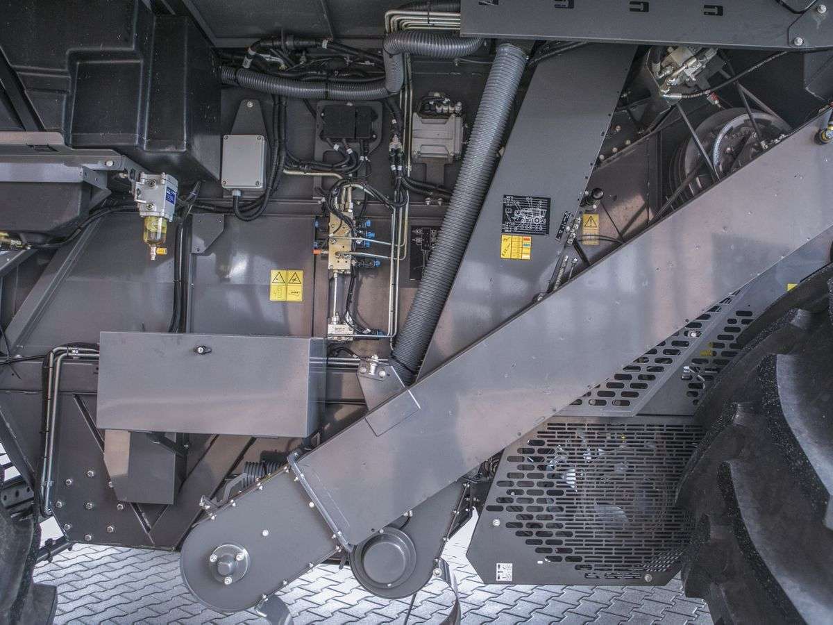 Kombajn Fendt 6275 C - napędy lańcuchowe i paski klinowe z prawej strony maszyny 