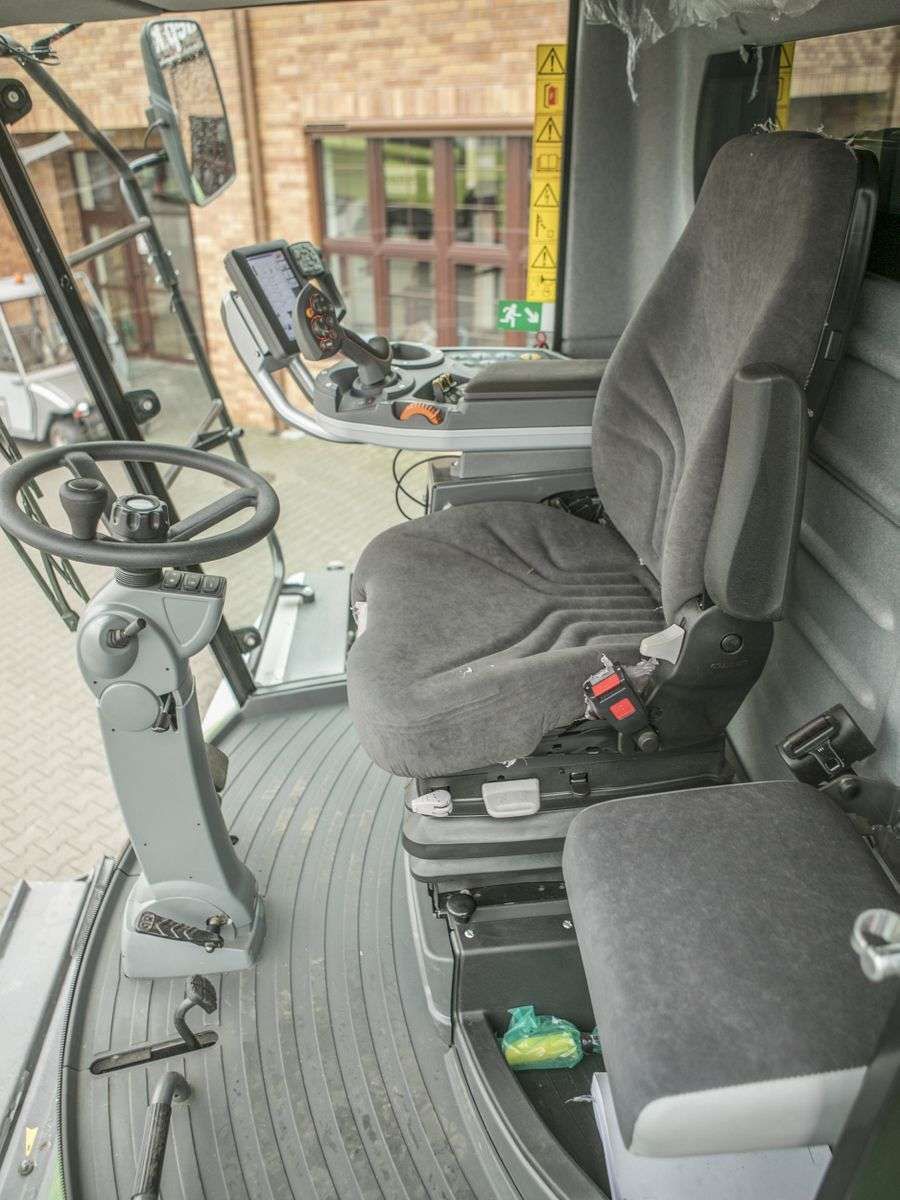 Fotel kierowcy pneumatyczny operatora oraz siedzenie pasażera w kombajnie Fendt 6275 C