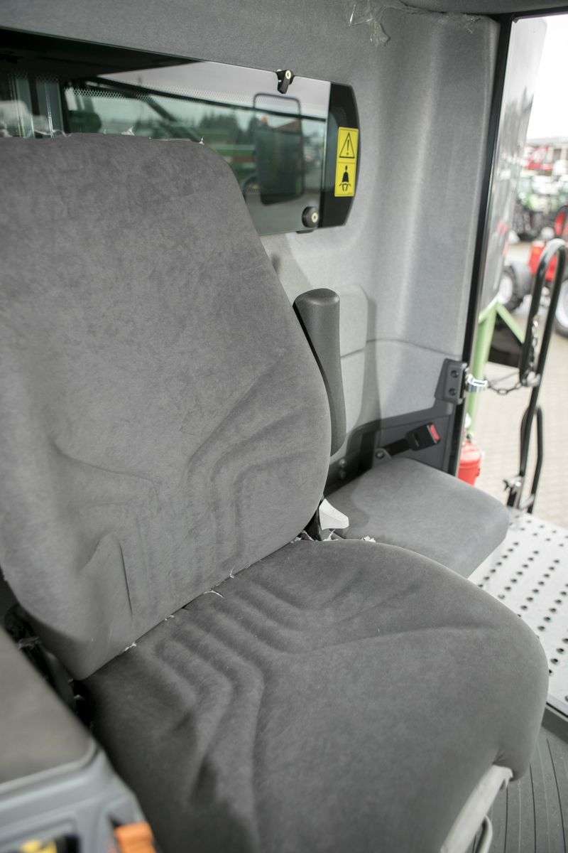 Komfortowy pneumatyczny fotel kierowcy w kombajnie używanym Fendt 6275 C