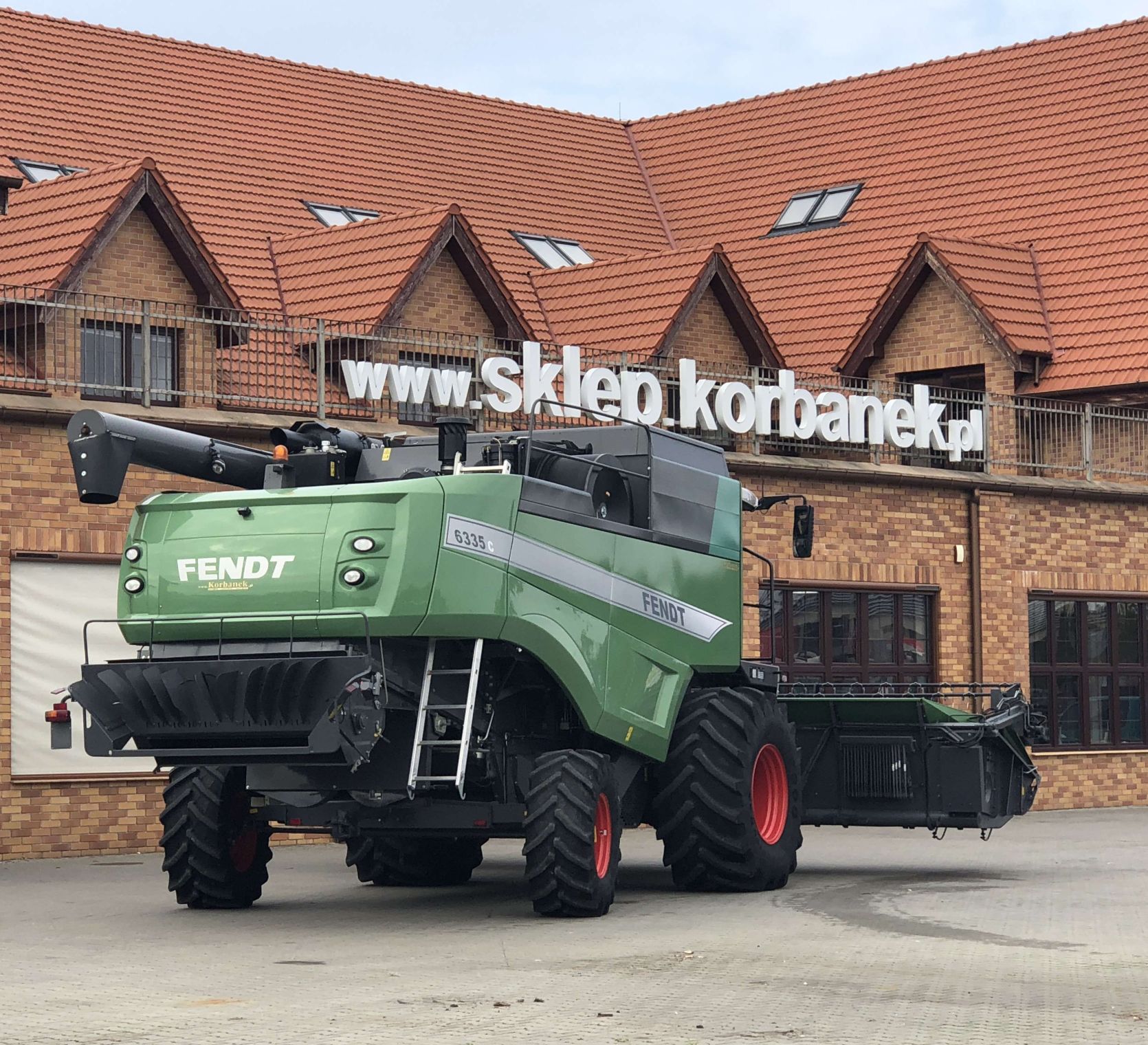 Zbiornik na ziarno 9000 l w kombajnie używanym Fendt 6335 C 