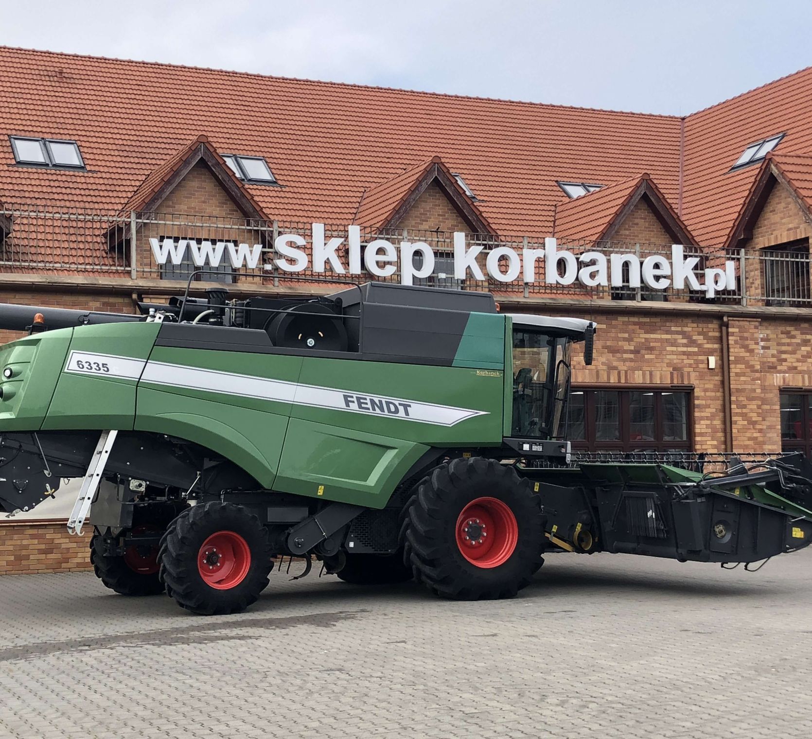 Heder FT 620 PowerFlow z 2 kosami do zbioru rzepaku zamontowany na kombajni Fendt 6335 C