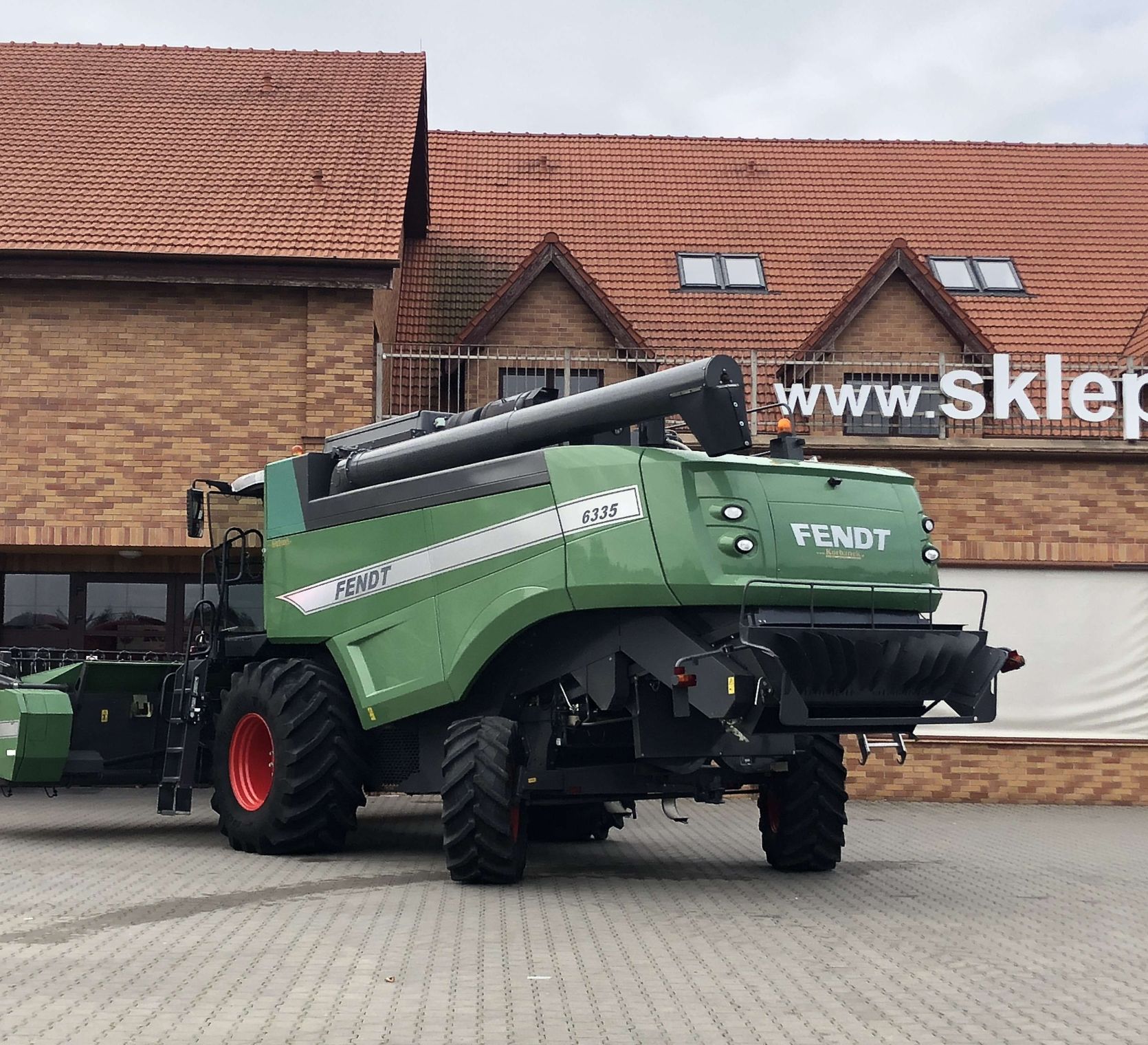 Tył używanego kombajnu Fendt 6335 C stojącego na placu maszyn rolniczych firmy Korbanek 