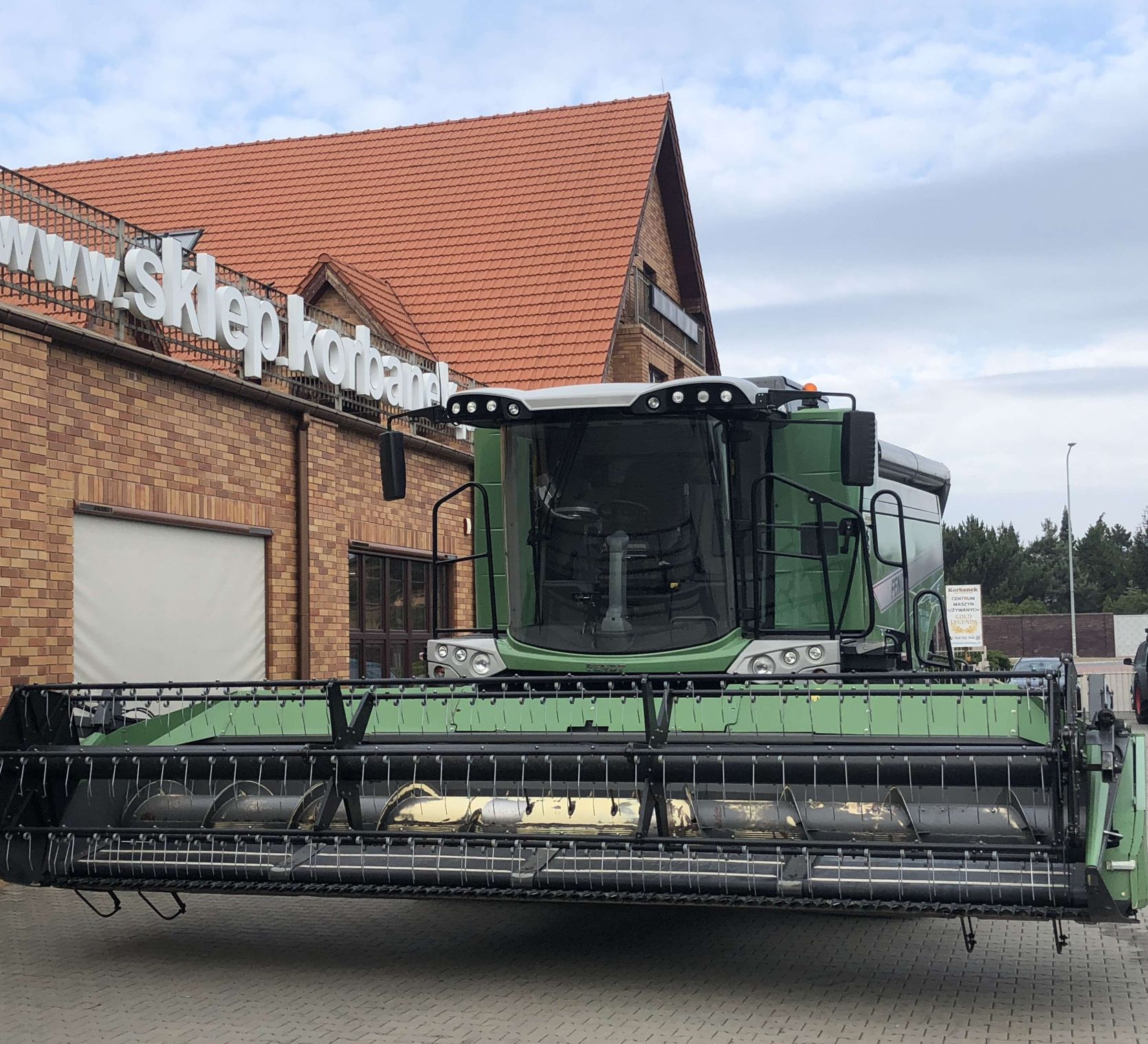 Kombajn zbożowy marki Fendt seria 6335 C Używany kombajn 6 klawiszowy do zbioru zbóż Fendt 6335 C przed sklepem części zamiennych firmy Korbanek