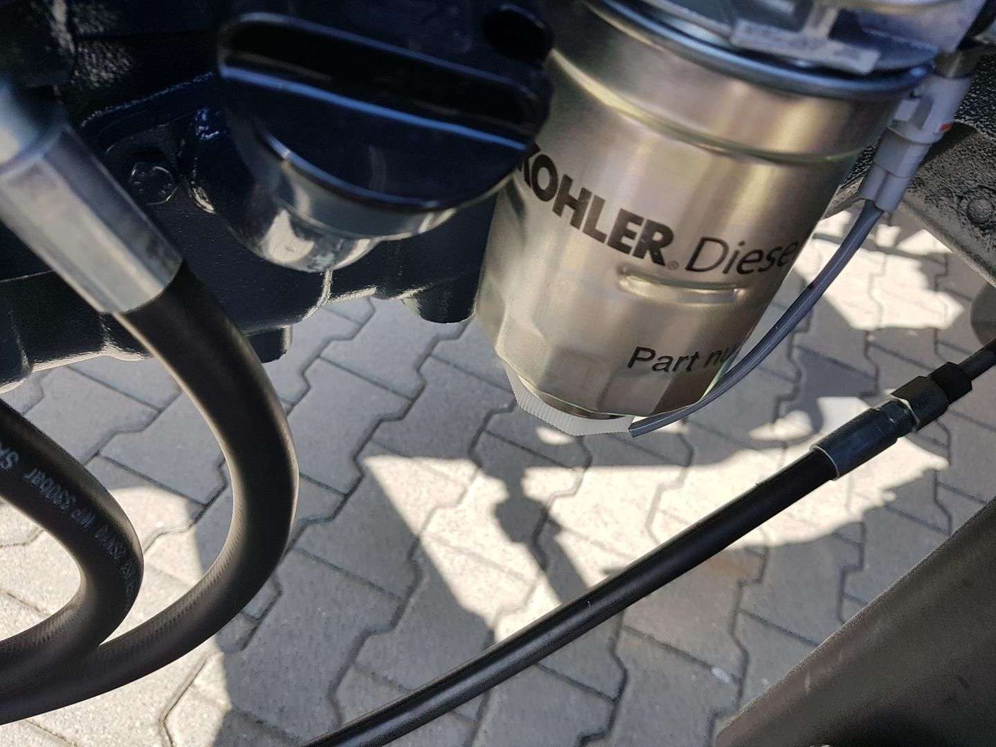 filtr marki kohler odchodzacy od silnika tej samej amerykanskiej marki