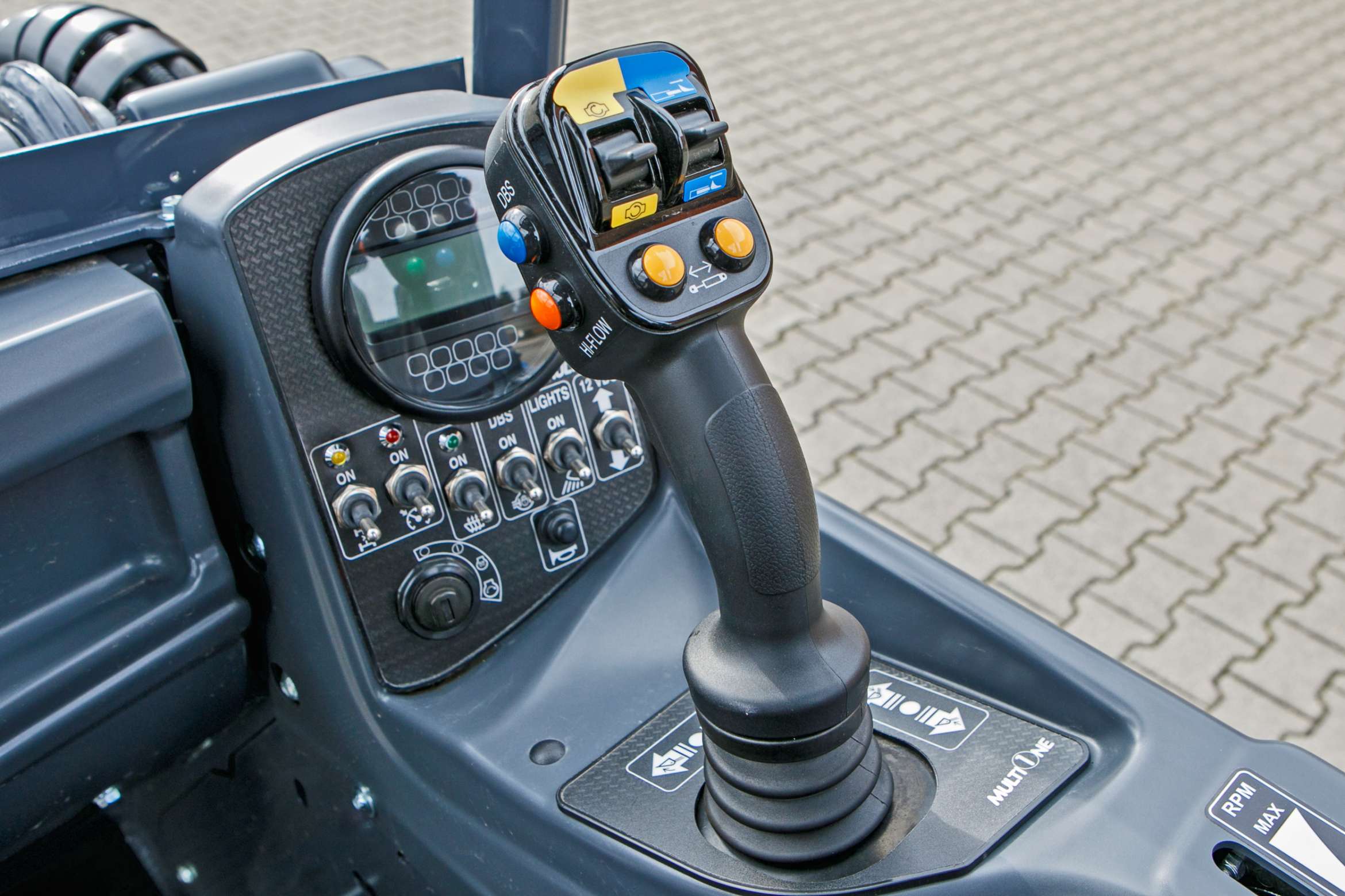 Multione seria 8 Kubota Korbanek kabina joystick wyświetlacz panel sterowania