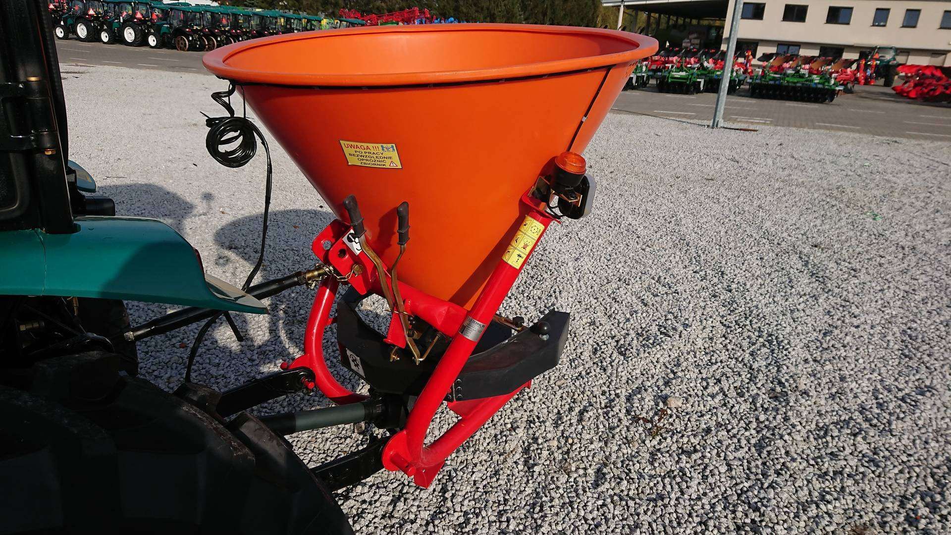 Posypywarka Dexwal L300 mini dźwignie regulacji dawki Posypywarka Dexwal L300 mini dźwignie regulacji dawki