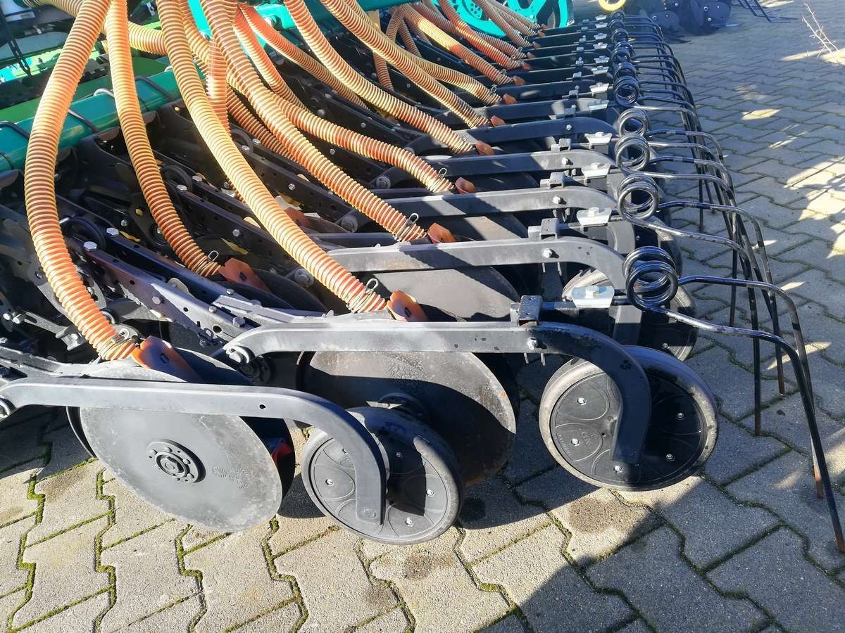 Redlice talerzowe siewnika - dwutalerzowe redlice plus kółka dociskowe Redlice talerzowe siewnika - dwutalerzowe plus kółka dociskowe