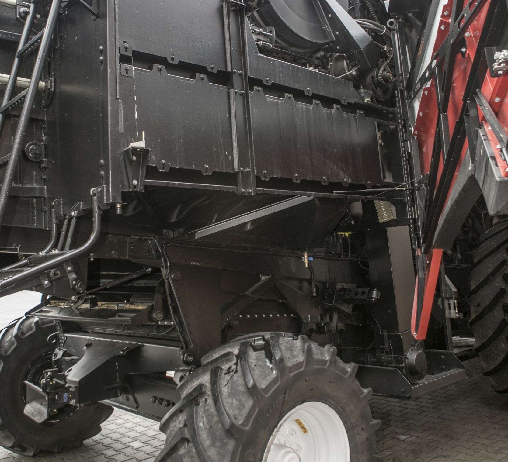 Rostselmash RSM 161 widok na zbiornik paliwa kombajn zbożowy Rostselmash RSM 161 widok z tyłu www.korbanek.pl