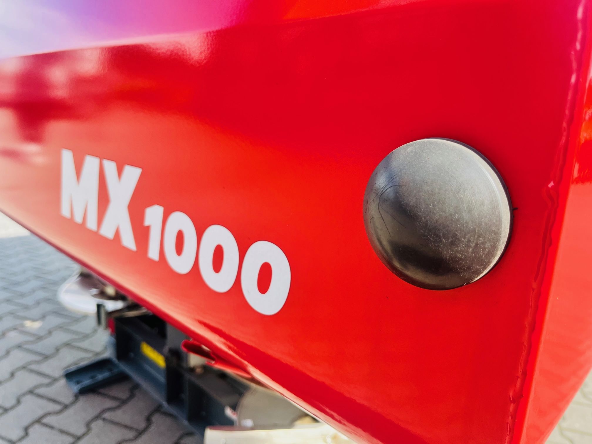 Precyzyjny zawieszany rozsiewacz nawozu Unia Group MX 1000 z limiterem i nadstawkami
