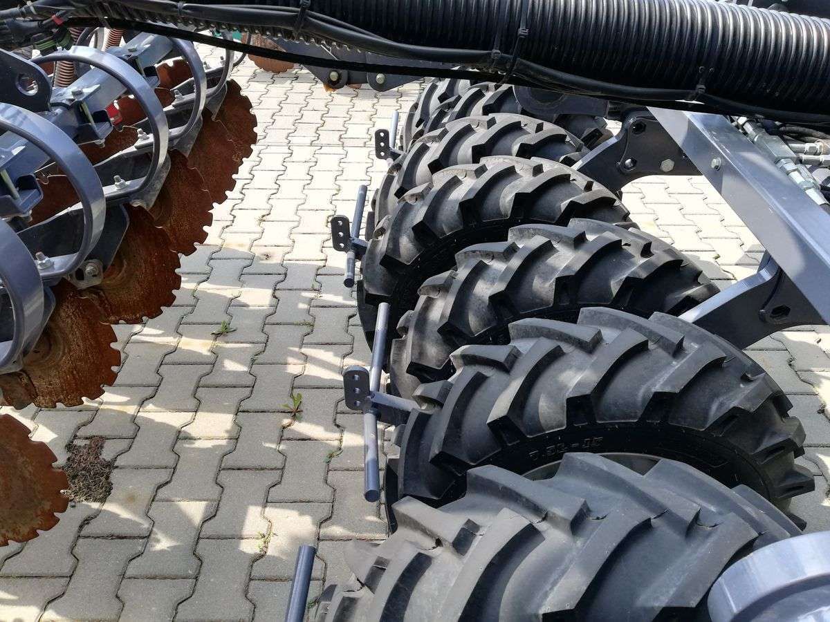 Koła montowane parami wału ugniatającego off set na siewniku SKY MAXIDRILL Koła wału ugniatającego off set siewnika bezorkowego Sky Maxidrill
