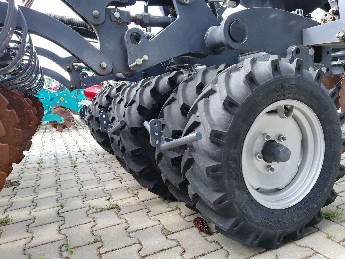 Wał OFF-SET z kołami ogumionymi montowanymi parami siewnika Sky Maxidrill Wał off set z kołami ogumionymi montowanymi parami na siewniku bezorkowym Sky Maxidrill