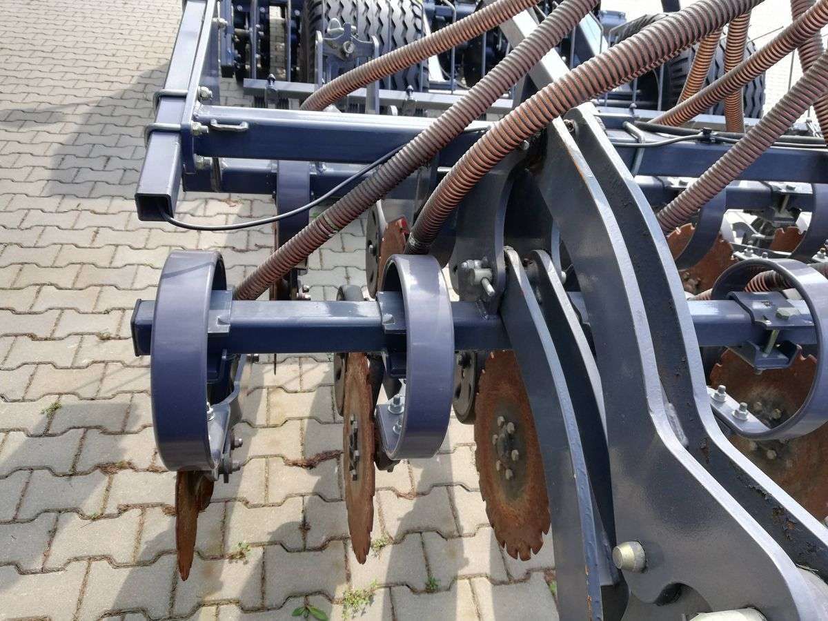 Sekcje wysiewające z redlicami talerzowymi o docisku do 120 kg Redlice talerzowe na sprężynie, maksymalny docisk sekcji do 120 kg/sekcję