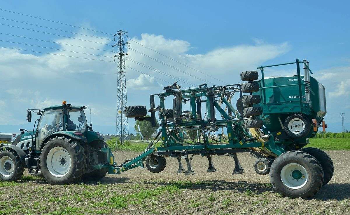Siewnik bezorkowy Arbos Direkta złożony do transportu Siewnik bezorkowy Arbos Direkta na ramie złożonej do transportu