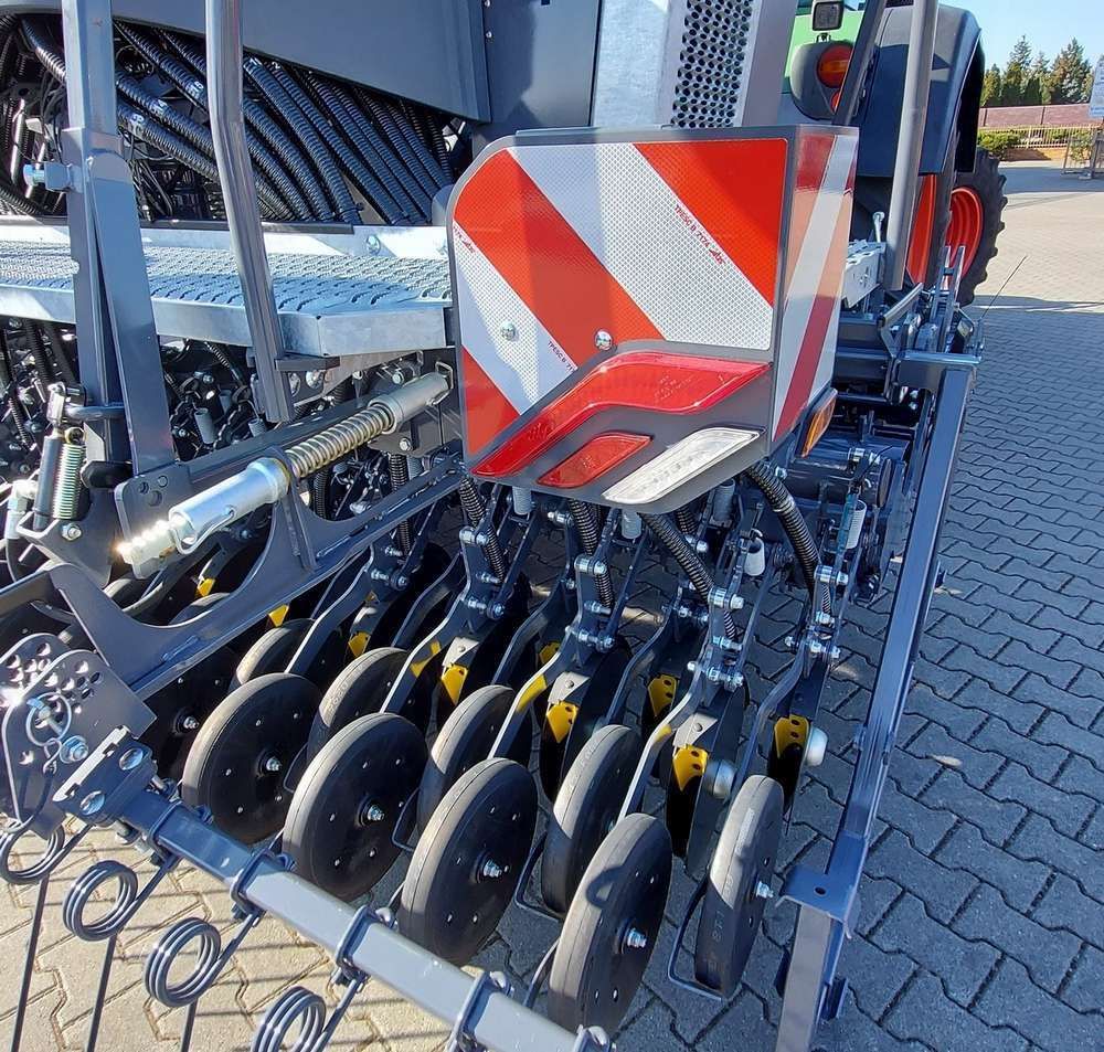 Światła LED na siewniku Sulky PROGRESS P50 Światła LED na siewniku Sulky PROGRESS P