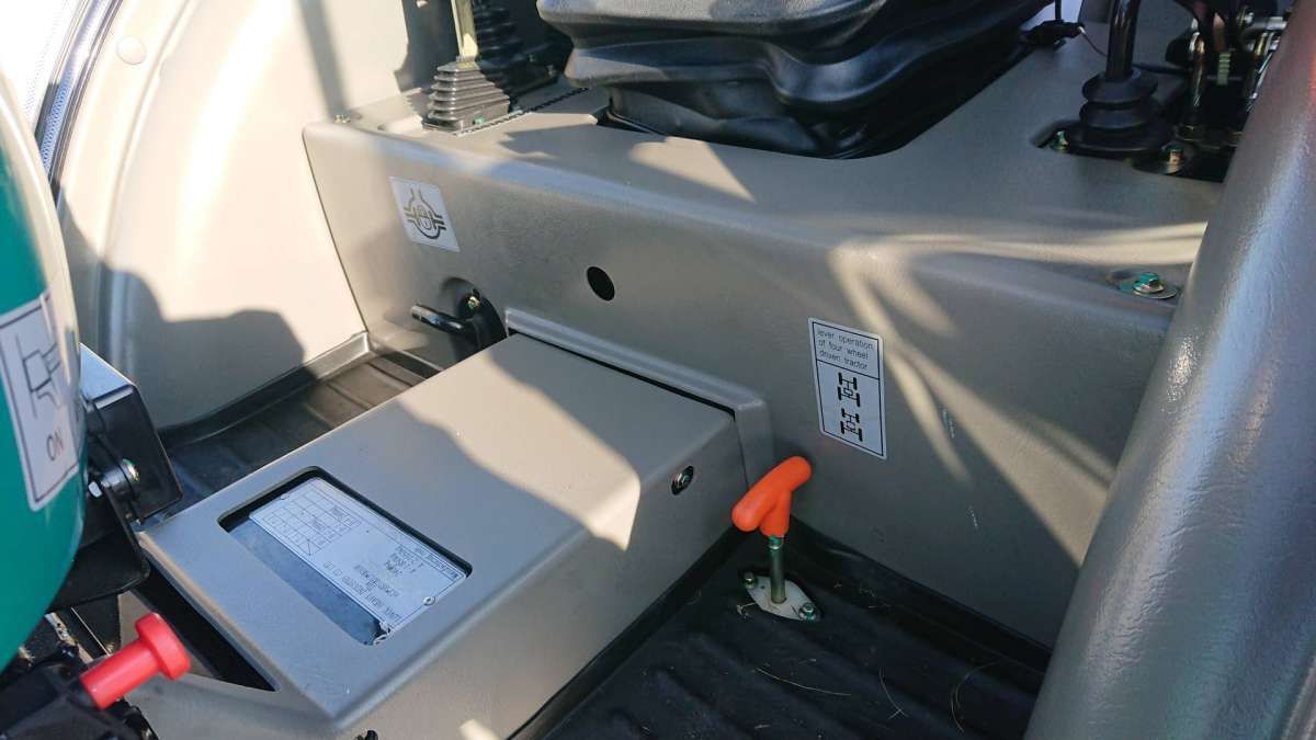 Arbos 2025 Stage V dźwignie napędu 4WD oraz blokady Dźwignie napędu 4WD oraz blokady mechanizmu różnicowego Arbos 2025