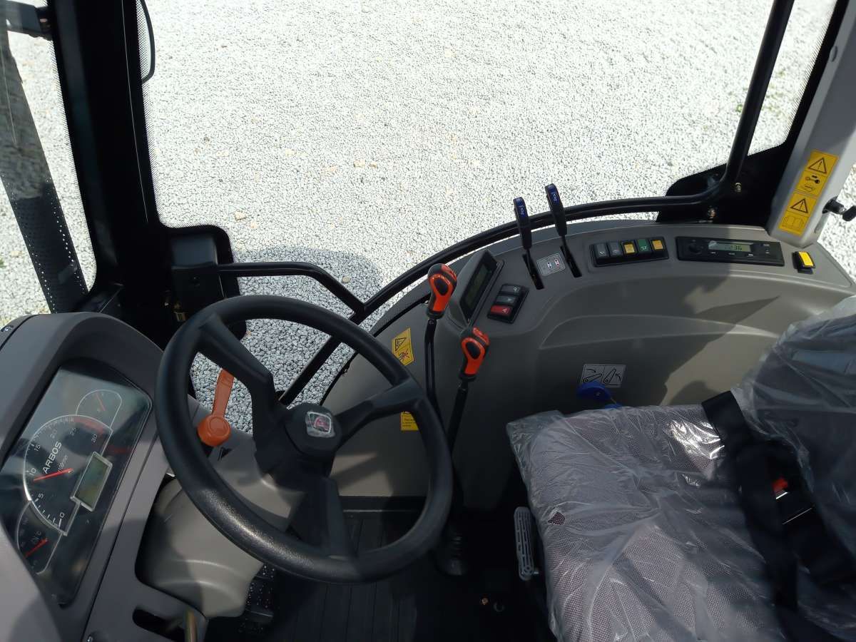 Traktor rolniczy Arbos 3075 wnętrze Prawy panel w ciągniku Arbos 3075