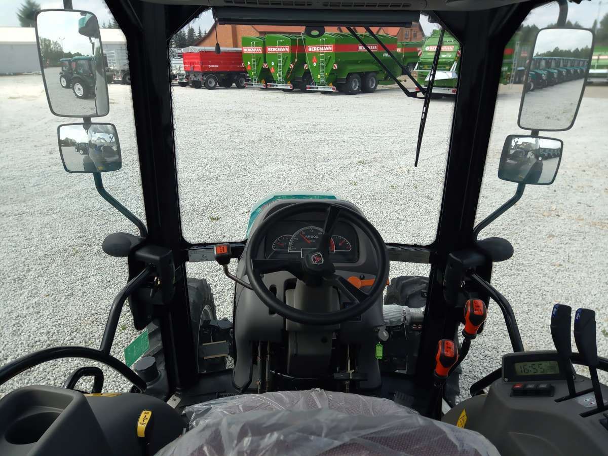 Kompaktowy ciągnik Arbos widok z kabiny Kabina ciągnika 3075 Arbos rolniczy kompaktowy