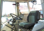 Wnętrze zadabnego używanego ciągnika rolniczy marki Fendt 515 C widok na siedzenie operatora i kierownicę 