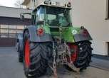 Używany traktor rolniczy Fendt 817 widok na tył pojazdu na placu maszyn korbanek.pl