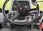Kierownica i deska rozdzielcza w komfortowej kabinie ciągnika Massey Ferguson 8150