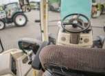 Widok zza fotela operatora w traktorze Arbos 5130 Advanced