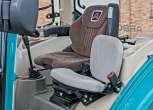 Fotel pneumatyczny operatora i miejsce dla pasażera w kabinie ciągnika Arbos 5130 Advanced