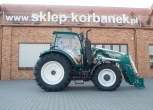 zielono bialy traktor przed magazynem czesci do maszyn rolniczych