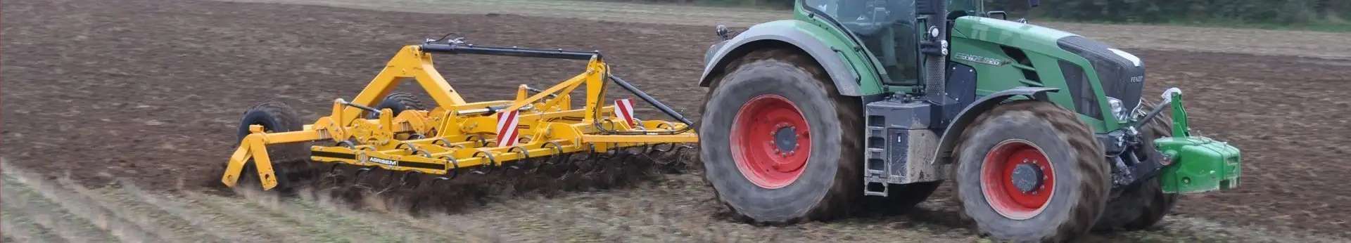 Agregat uprawowy przedsiewny firmy Agrisem typ Vibromulch Żółty agregat agrisem vibromulch pracuje na polu z zielonym ciągnikiem Fendt korbanek.pl