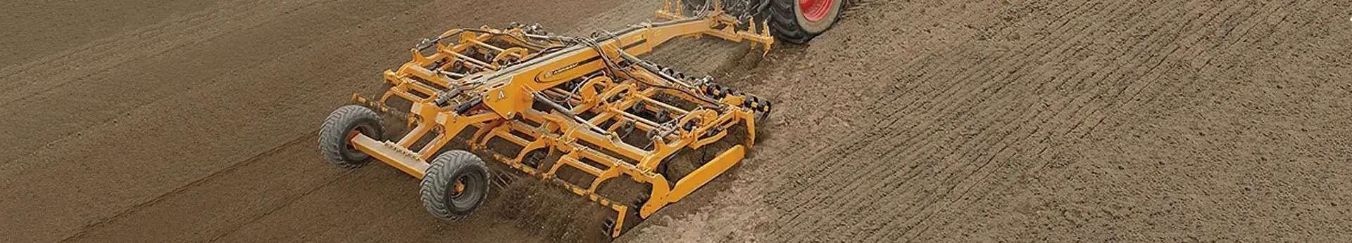 Agregat uprawowy przedsiewny cultivator firmy agrisem Zdjęcie żółtego agregatu uprawowego cultivator agrisem pracującego na polu korbanek.pl