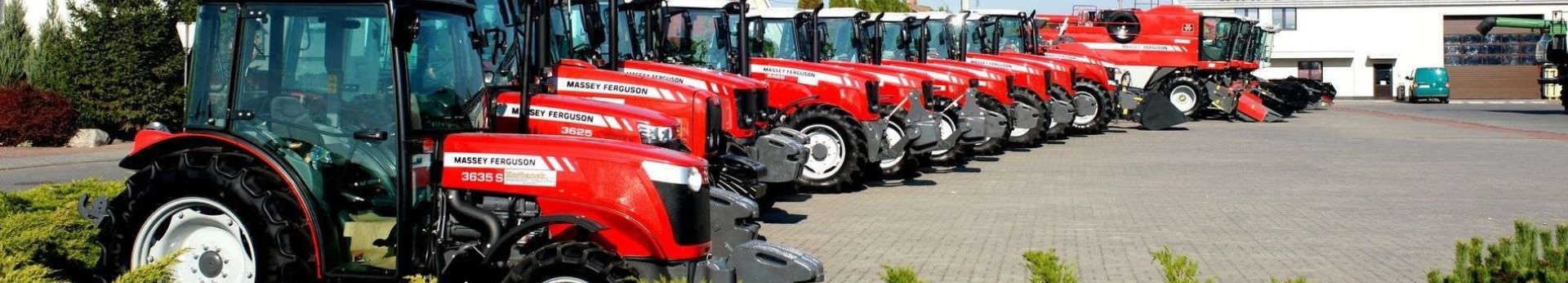 Ciagniki rolnicze marki Massey Feruson stojące na placu spółki Korbanek Szereg ciągników Massey Ferguson zaprezentowanych na placu maszyn spółki Korbanek