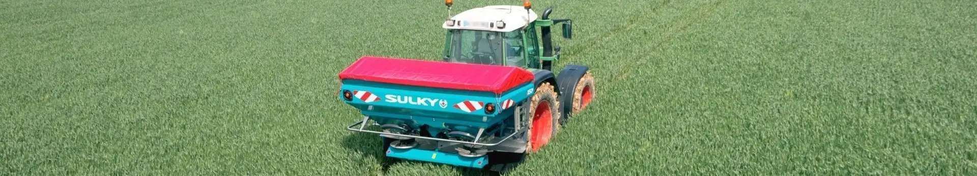 Rozsiewacz nawozó SULKY z ciągnikiem rolniczym w pracy Rozsiewacz nawozó SULKY z ciągnikiem rolniczym