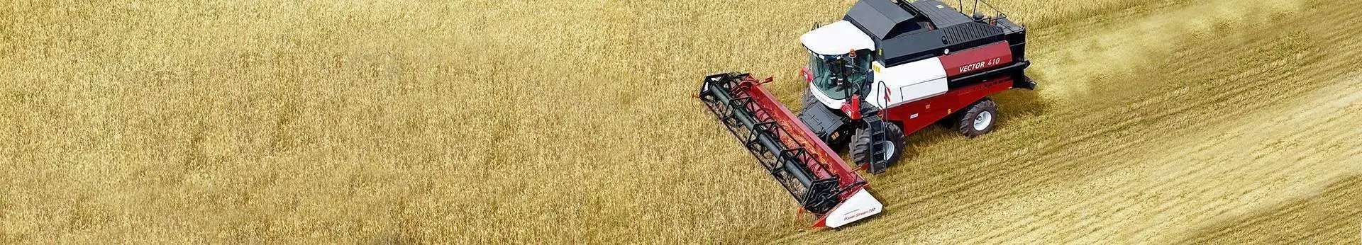Rostselmash Vector 425 kombajn zbożowy podczas pracy w polu widok z lotu ptaka kombajn zbożowy Rostselmash Vector 425 podczas pracy w polu widok z lotu ptaka
