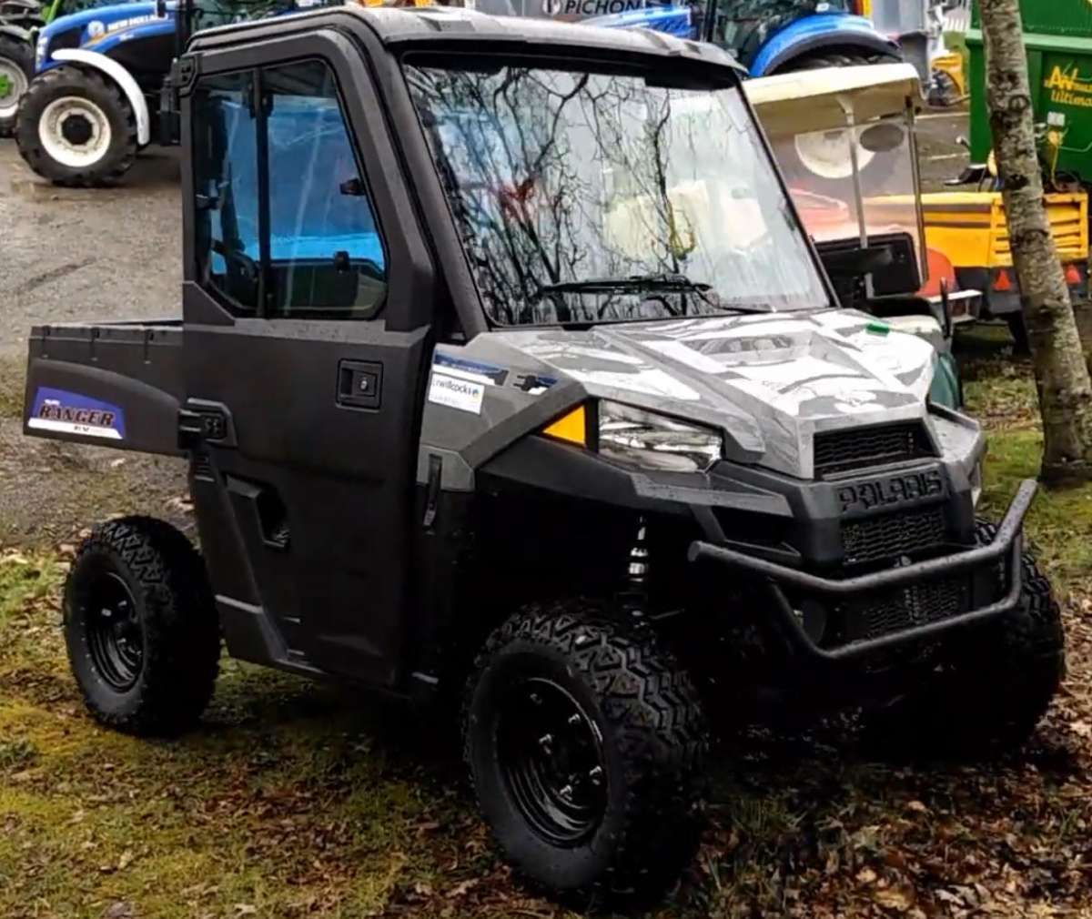 Pojazd podczas ładowania przy oborze kolor camo pojazd UTV Polaris Ranger EV korbanek.pl