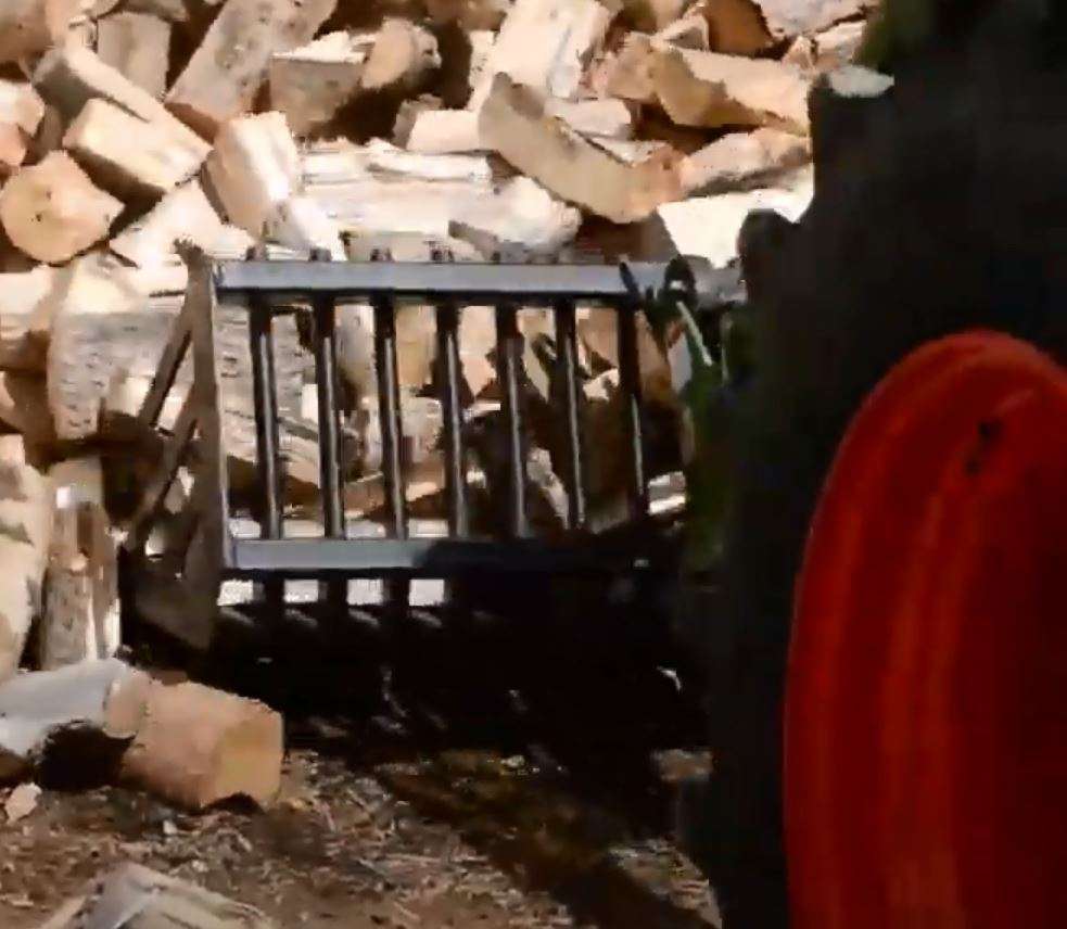 Ładowacz czołowy Fendt CargoProfi z łychą pobierając drewno