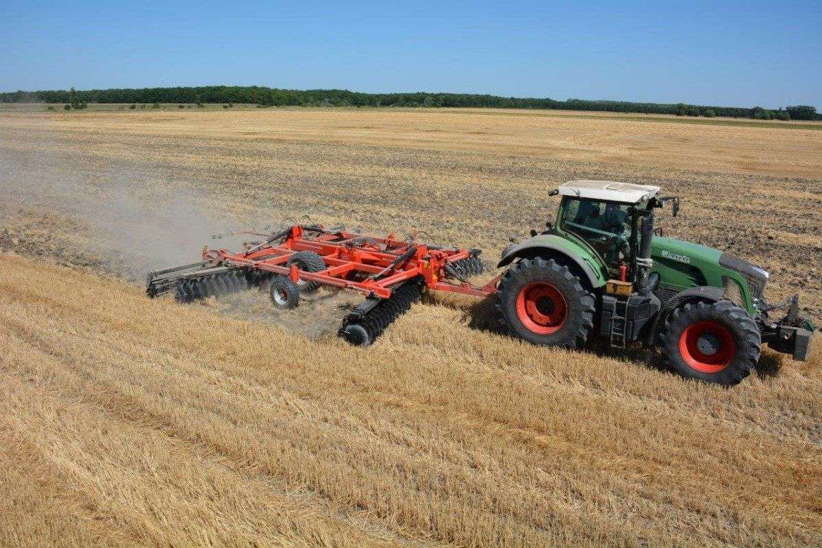 Brona zaczepiana gregoire besson xl z ciągnikiem fendt Brona zaczepiana gregoire besson xl pracująca na polu z ciągnikiem marki fendt obie marki kupisz w firmie korbanek