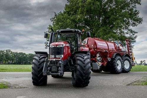 Traktor Massey Ferguson 7700 z beczkowozem