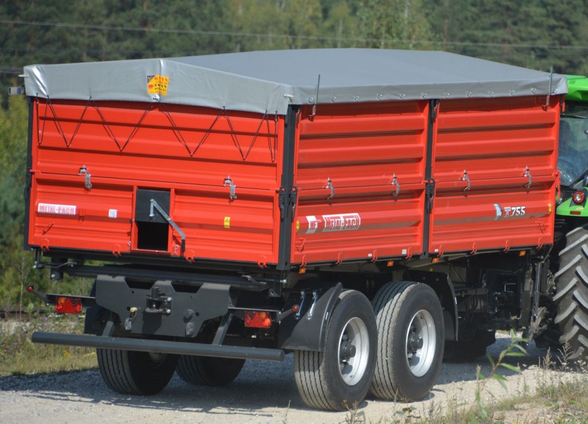 Czerwona przyczepa rolnicza Metal-Fach typ T755A