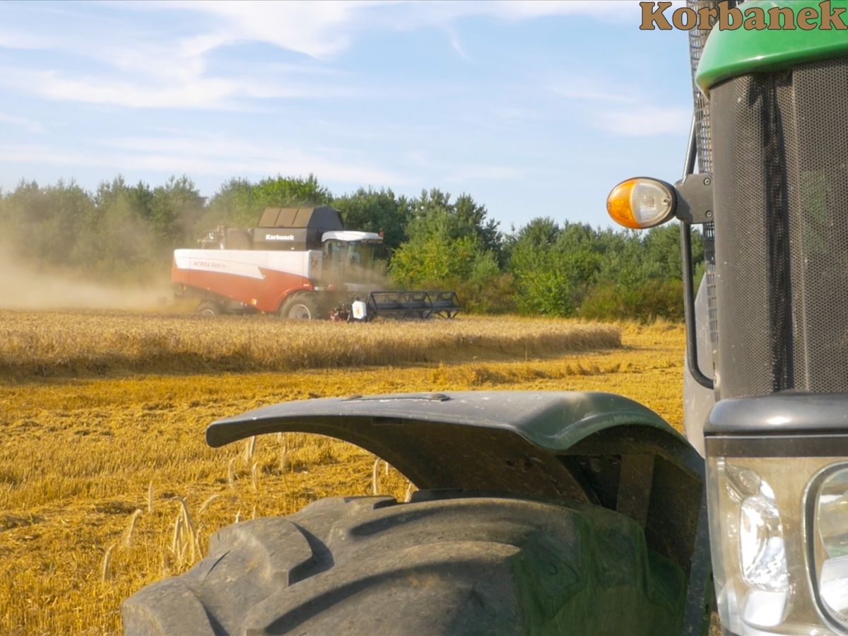 Ciągnik John Deere oraz kombajn Rostselmash