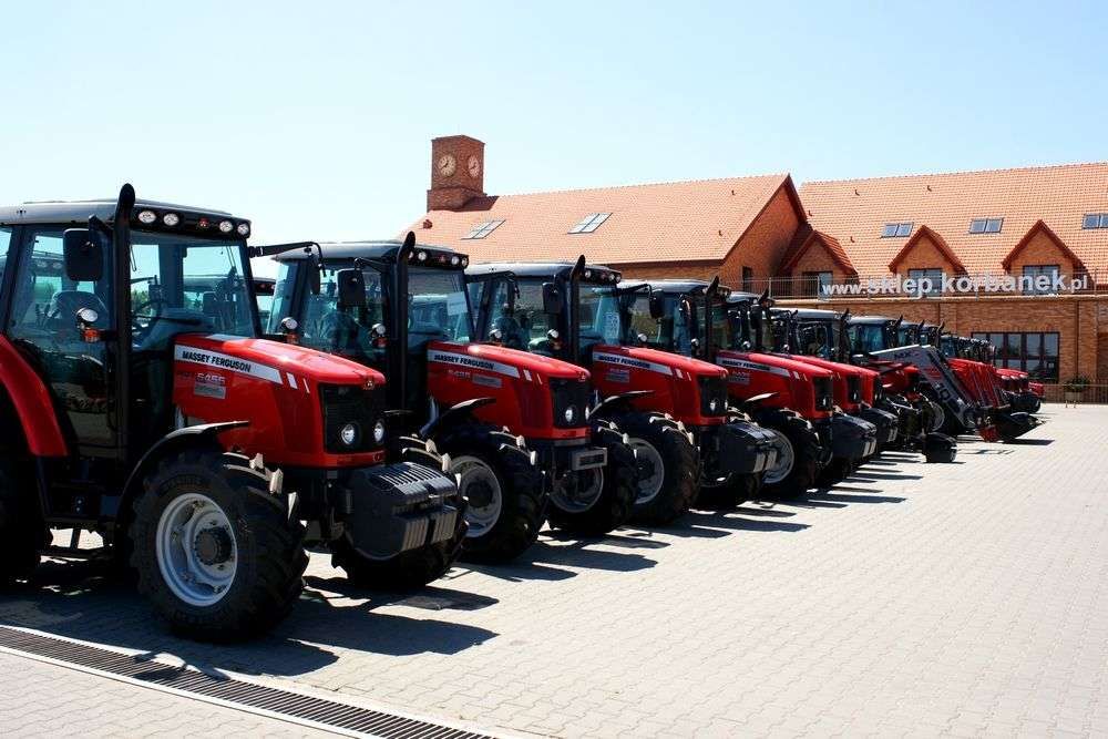 Ciągniki rolnocze Massey Ferguson na placu Korbanek w Tarnowie Podgórnym