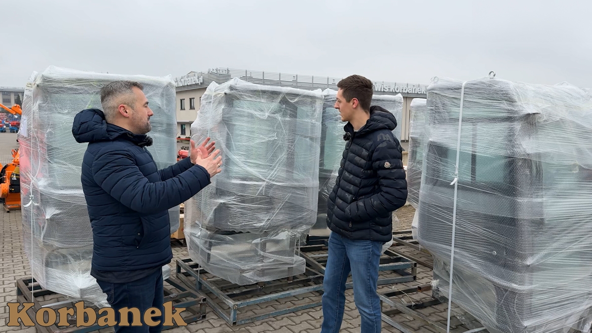 Z Chin w koneterach przpływają do nas nie tylko maszyny, ale także podzespoły do nich i części. Tutaj na zdj kabiny do koparek