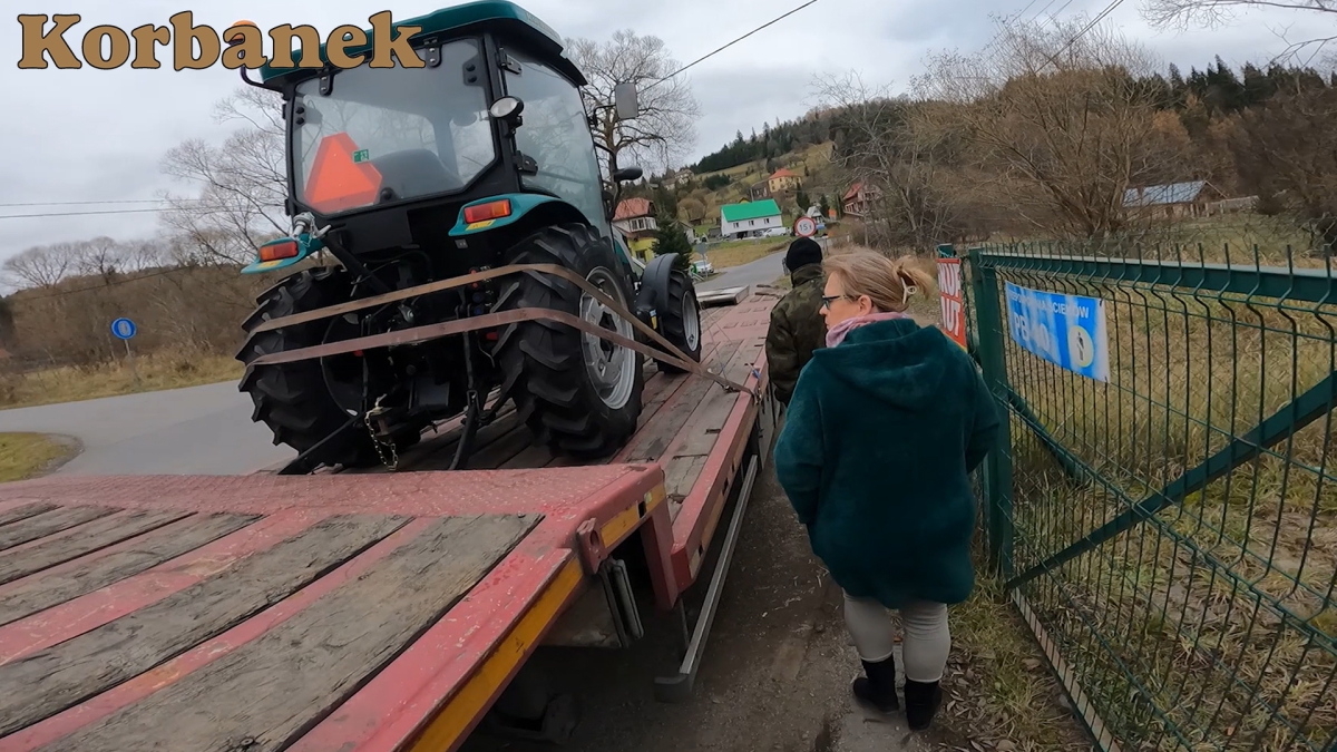 Arbos 2025 z kabiną waży 1725 kg. W standardzie ma zamontowane obciążniki przednie o masie 80kg i na tylne koła o łącznej masie 124kg. 