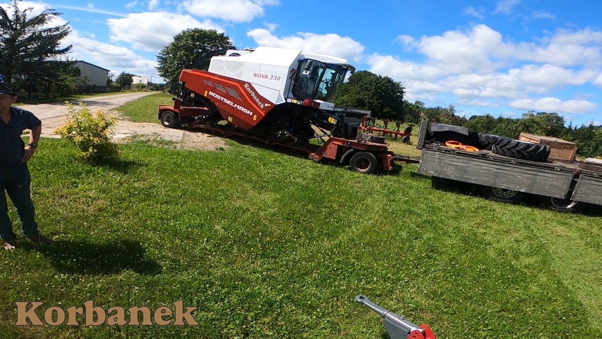 Kombajn Nova 330 od Korbanek wyposażony jest w bardzo duzy jak na swoją klasę zbiornik na ziarno o  pojemności 4 900 litrów.