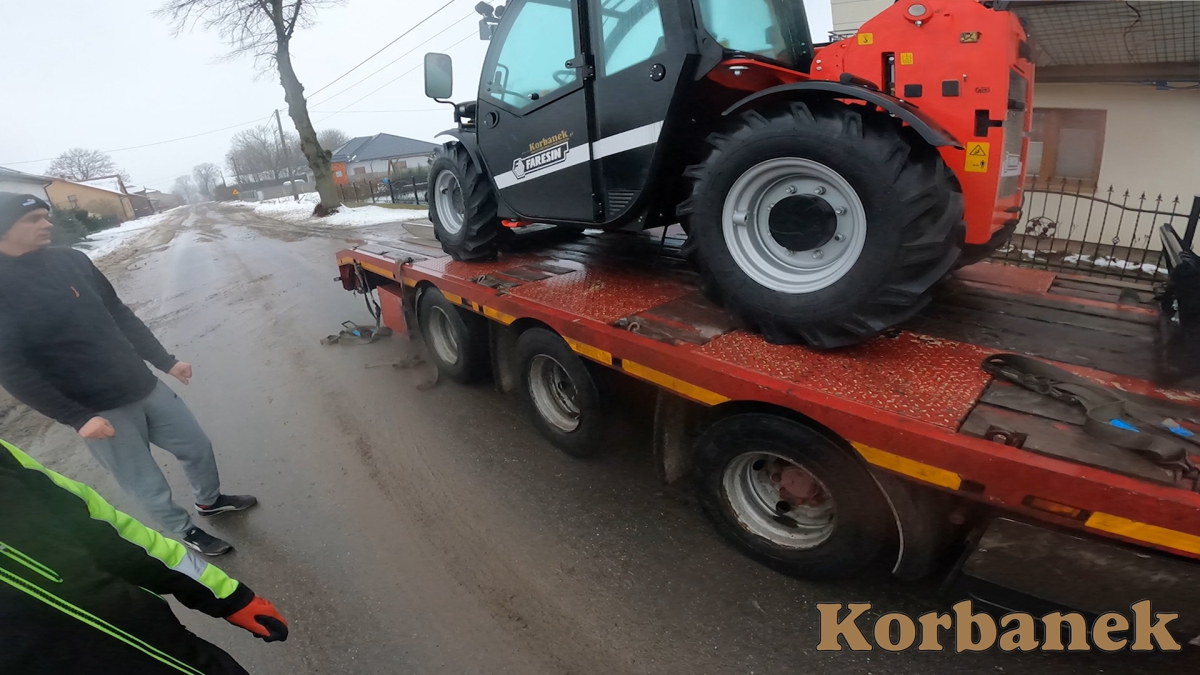 Przekładnie hydrostatyczne najnowszej generacji, które zapewniają czułość i moc podczas jazdy maszyny. Prędkość przejazdowa do 30 km/h, jeden bieg hydrostatyczny. Wszystko po to, by zapewnić pełen komfort i kontrolę nad maszyną podczas pracy