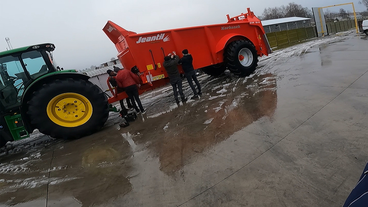 Maszyny EVR występują o tonażach wielkości od 6 do 16 ton i mogą pracować z ciągnikami Arbos, John Deere, Massey Ferguson, Fendt, New Holland itp. o mocach od 80 KM