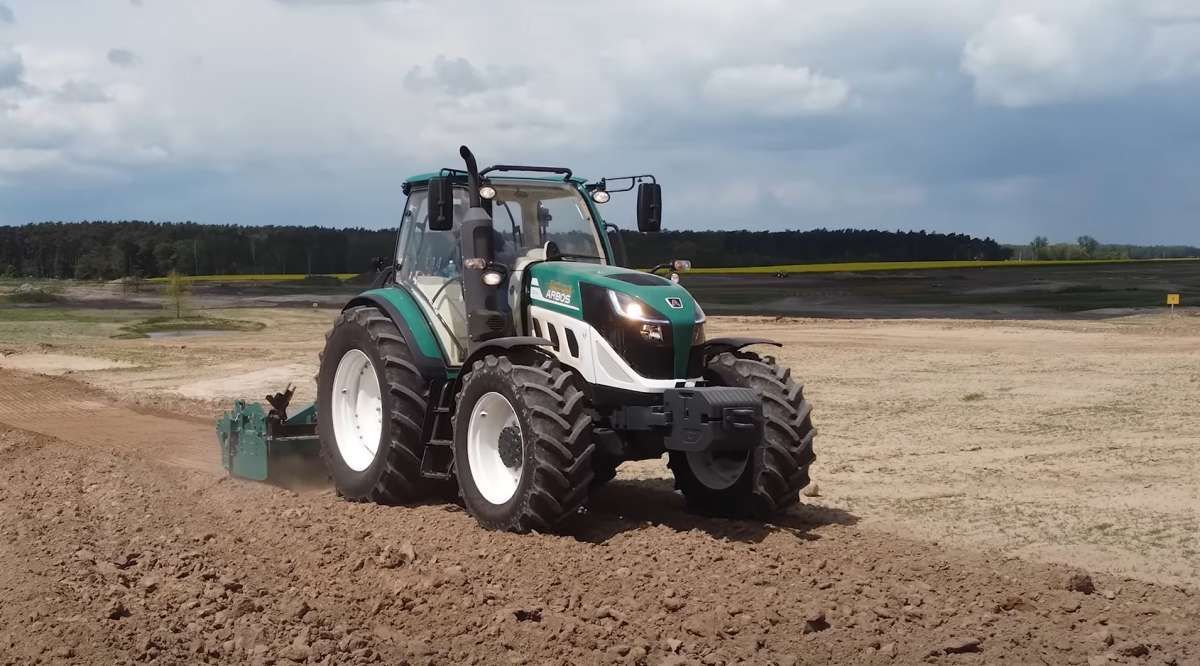 Zdjęcie ciągnika Arbos 5000 w pracy